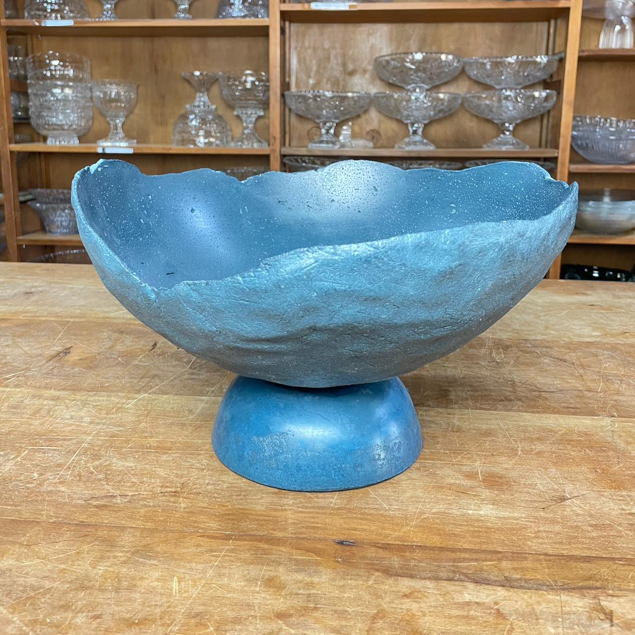 BOWL COM PÉ BORDA IRREGULAR CIMENTO AZUL G